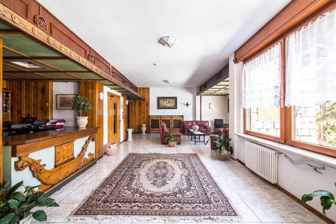 Royal Hotel Paolino Cavareno Bagian luar foto